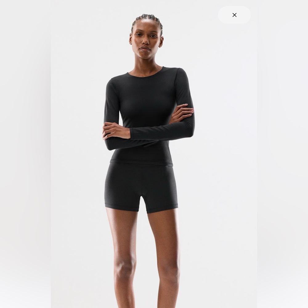 Aritzia Golden BUTTER Essential Long Sleeve Black